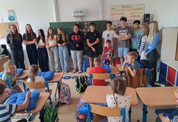 Deváťáci v 1. třídě